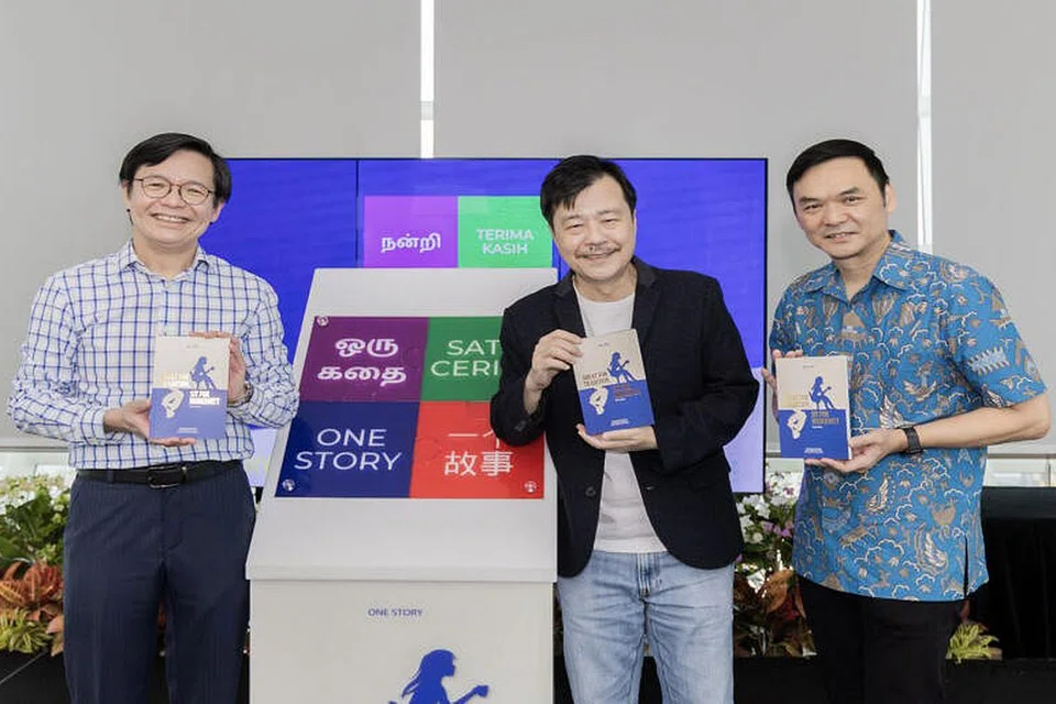 (Dari kiri) Ketua Pegawai Eksekutif (CEO) NLB, Encik Ng Cher Pong; penulis 'Squat for Tradition, Sit for Modernity', Encik Chia Joo Ming; dan Timbalan CEO NAC, Encik Low Eng Teong semasa pelancaran buku terkini siri One Story di The Pod @ NLB pada 25 Februari 2023.