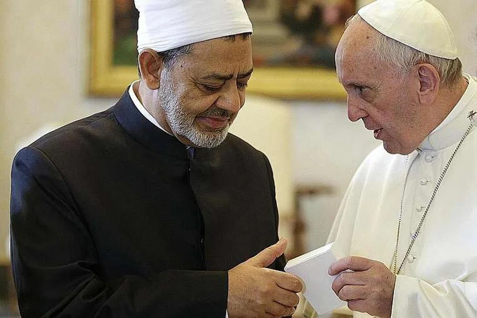 Paus Francis menghadiahkan Sheikh Tayeb salinan satu siaran beliau baru-baru ini, 'Laudato Si', iaitu surat kepada para penganut Katolik, di mana beliau menggesa dunia supaya bangkit terhadap ancaman daripada perubahan iklim dan juga menyeru agar diseimbangkan semula hubungan ekonomi antara dunia perindustrian maju dan dunia membangun. 