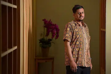 ANUGERAH ISTIMEWA: Dr Mustafa Izzuddin merupakan anggota masyarakat Islam Dawoodi Bohra pertama di Singapura dan serata dunia untuk menerima anugerah 10 Anak Muda Cemerlang (TYOP) oleh Junior Chamber Singapore (JCI Singapore), yang berafiliasi dengan Junior Chamber International (JCI). - Foto BH oleh LIM YAOHUI