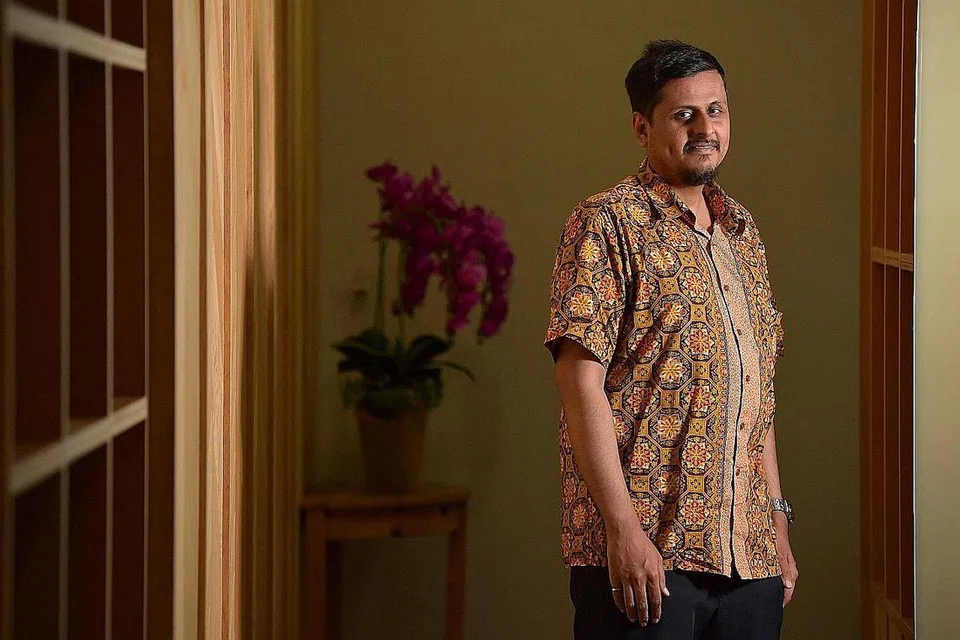 ANUGERAH ISTIMEWA: Dr Mustafa Izzuddin merupakan anggota masyarakat Islam Dawoodi Bohra pertama di Singapura dan serata dunia untuk menerima anugerah 10 Anak Muda Cemerlang (TYOP) oleh Junior Chamber Singapore (JCI Singapore), yang berafiliasi dengan Junior Chamber International (JCI). - Foto BH oleh LIM YAOHUI