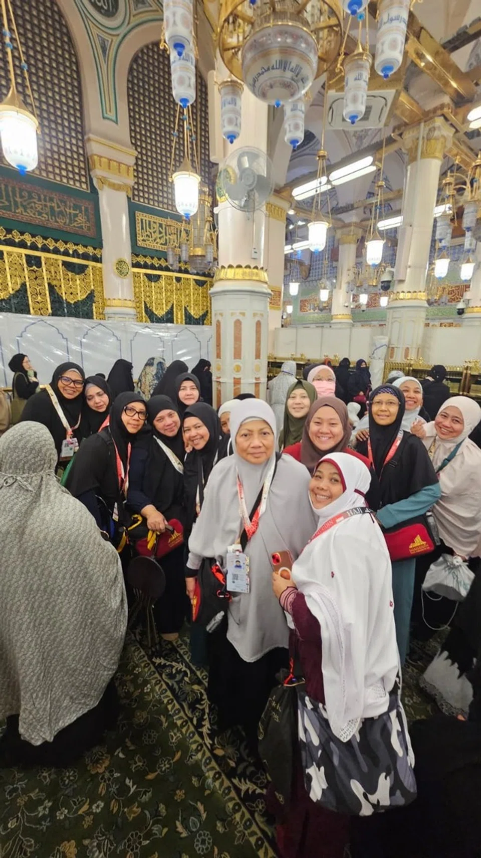 Jemaah Muslimah dalam ruangan Raudhah.
