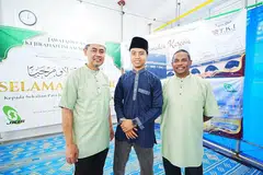 KUMPULAN KARIAH: Antara anggota Jawatankuasa Kejiranan Islam Simei (JKIS) yang menyiapkan ruang solat tarawih di Blok 116 Simei Street 1 ialah (dari kiri) Pengerusi JKIS, Encik Mohamed Said Ali; Encik Aqinan Wahab; dan Bendahari JKIS, Encik Mustaffa Hassan.