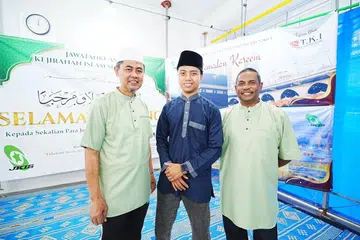 KUMPULAN KARIAH: Antara anggota Jawatankuasa Kejiranan Islam Simei (JKIS) yang menyiapkan ruang solat tarawih di Blok 116 Simei Street 1 ialah (dari kiri) Pengerusi JKIS, Encik Mohamed Said Ali; Encik Aqinan Wahab; dan Bendahari JKIS, Encik Mustaffa Hassan.