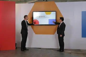 LATIHAN UNTUK WARGA: Timbalan Perdana Menteri Encik Heng Swee Keat (kanan) dan Presiden Google Asia Pasifik, Encik Scott Beaumont di pelancaran program baru itu minggu lalu. - Foto BH oleh GIN TAY