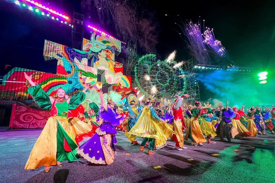HARMONI MENERUSI TARI: Penari berbilang bangsa dan budaya bersatu pentas dalam acara Perbarisan Chingay F1 Pit Building, 3 Februari 2023.