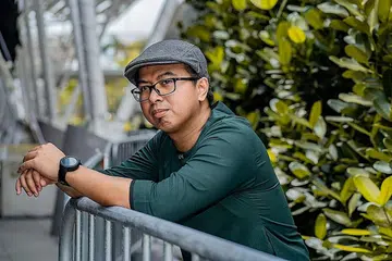 TEBARKAN SAYAP: Penerbit dan penyanyi Amir Mansor sentiasa teruja bekerjasama dengan pelbagai artis setempat dan berharap dapat tebarkan sayap ke Nusantara berurusan dengan artis Malaysia dan Indonesia. - Foto BM oleh NUR DIYANA TAHA