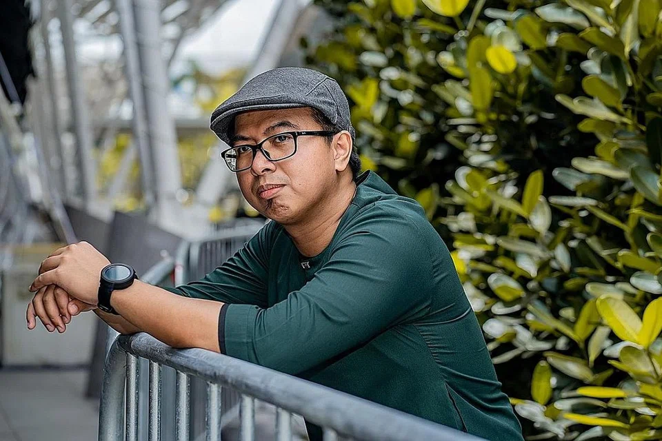 TEBARKAN SAYAP: Penerbit dan penyanyi Amir Mansor sentiasa teruja bekerjasama dengan pelbagai artis setempat dan berharap dapat tebarkan sayap ke Nusantara berurusan dengan artis Malaysia dan Indonesia. - Foto BM oleh NUR DIYANA TAHA