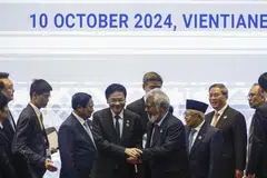 Perdana Menteri Singapura, Encik Lawrence Wong (dua dari kiri), menyapa Perdana Menteri Timor Timur, Encik Xanana Gusmao, dengan  diperhatikan beberapa pemimpin lain, antaranya Perdana Menteri Vietnam, Encik Pham Minh Chinh (kiri);  Perdana Menteri China, Encik Li Qiang (dua dari kanan); dan Perdana Menteri Malaysia, Datuk Seri Anwar Ibrahim (kanan); semasa Sidang Puncak  Asean Ditambah Tige ke-27 di Pusat Konvensyen Nasional di Vientiane, Laos, pada 10 Oktober. 