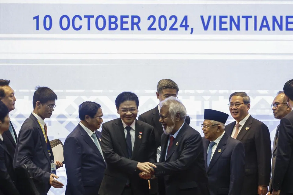 Perdana Menteri Singapura, Encik Lawrence Wong (dua dari kiri), menyapa Perdana Menteri Timor Timur, Encik Xanana Gusmao, dengan  diperhatikan beberapa pemimpin lain, antaranya Perdana Menteri Vietnam, Encik Pham Minh Chinh (kiri);  Perdana Menteri China, Encik Li Qiang (dua dari kanan); dan Perdana Menteri Malaysia, Datuk Seri Anwar Ibrahim (kanan); semasa Sidang Puncak  Asean Ditambah Tige ke-27 di Pusat Konvensyen Nasional di Vientiane, Laos, pada 10 Oktober. 