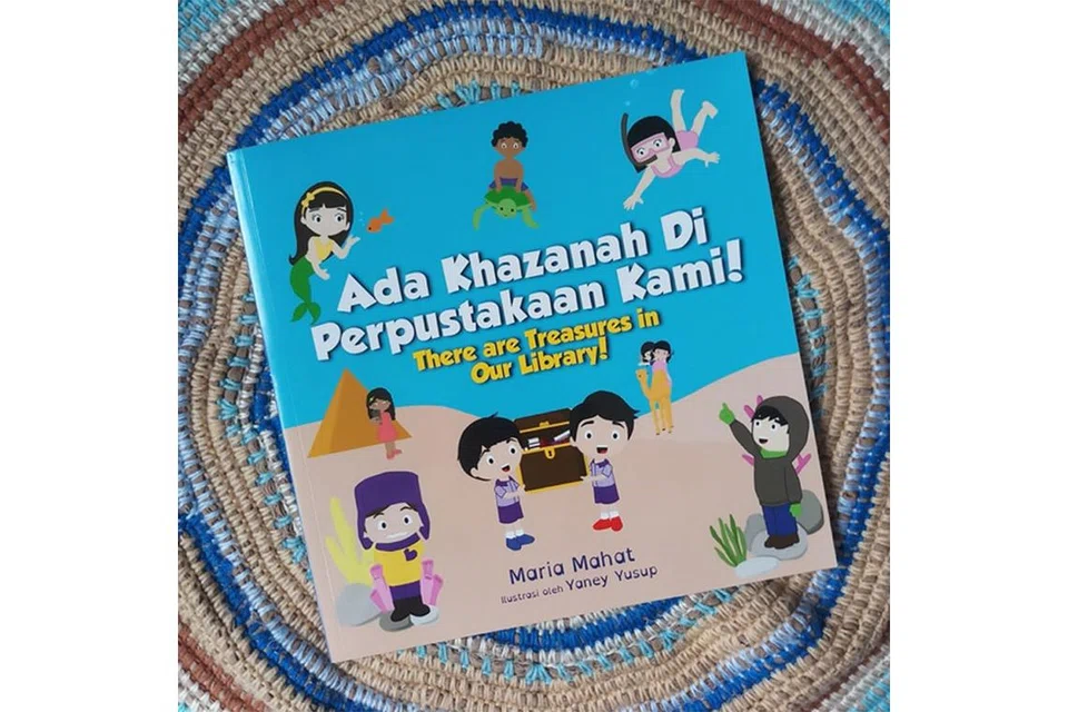KERJA DENGAN PENULIS TEMPATAN: Buku 'Ada Khazanah Di Perpustakaan Kami!' merupakan hasil kerjasama antara Cik Suryani dan penulis, Cik Maria Mahat. - Foto-foto SURYANI MD YUSUP 