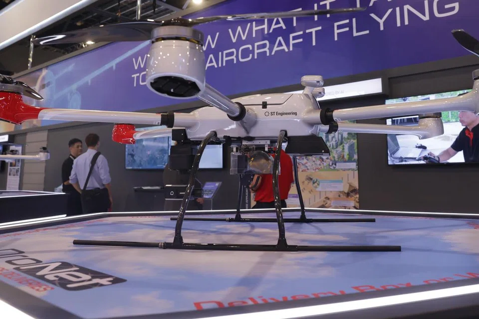 Dron yang dihasilkan ST Engineering ini berupaya membawa muatan.