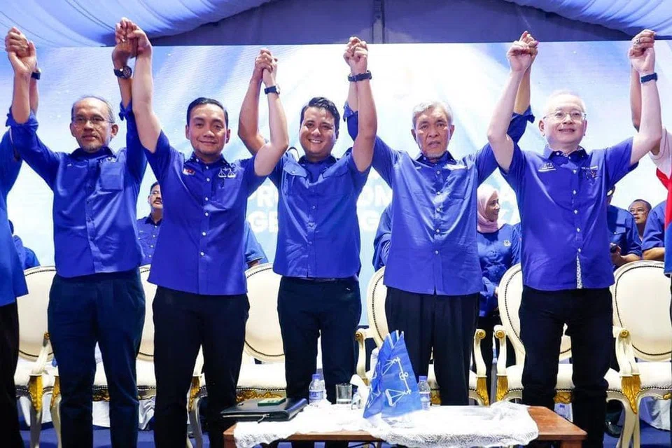 Pengerusi Barisan Nasional (BN) merangkap Presiden Umno, Datuk Seri Dr Ahmad Zahid Hamidi (dua dari kanan) bersama barisan kepimpinan BN Johor mengumumkan calon Kerajaan Perpaduan, iaitu Ketua Pemuda Umno Kluang, Syed Hussien Syed Abdullah, 40 tahun (tiga dari kanan). Gambar sisipan atas Syed Hussien. Gambar sisipan bawah Encik Mohamad Haizan Jaafar