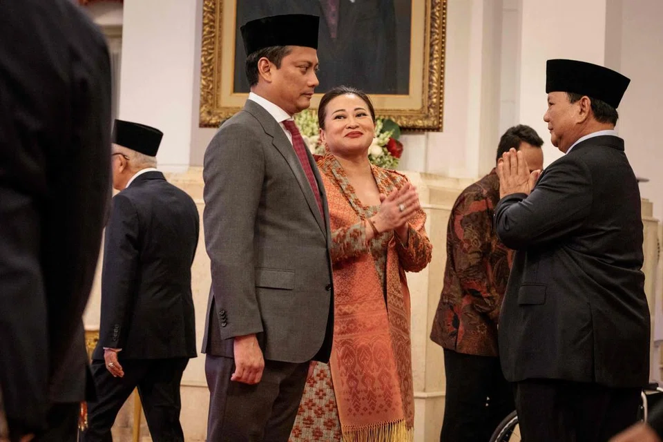 Timbalan Menteri Kewangan yang baru dilantik, Encik Thomas Djiwandono (kiri), anak saudara kepada Menteri Pertahanan Indonesia dan calon Presiden Encik Prabowo Subianto (kanan), di majlis perasmian di Istana Presiden di Jakarta pada 18 Julai. 