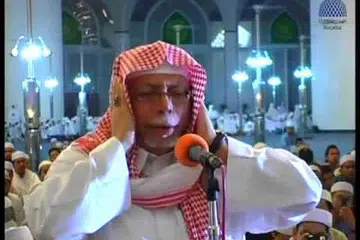 SUARA MERDU DIKENAL RAMAI: Sheikh Ali Ahmed al-Mulla dianggap sebagai salah seorang muazin Masjidil Haram paling terkenal. Suara uniknya dikenali ramai jemaah. - Foto tangkap layar dari YouTube.