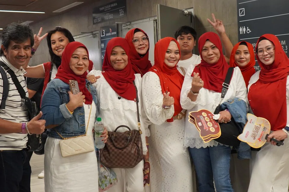 TETAP BANGGA: Cik Suryawati Sarip (kanan) bersama sembilan saudaranya yang hadir di Axiata Arena, Kuala Lumpur untuk menyokong Hady Mirza bagi konsert akhir, ‘All Stars Gegar Vaganza’. Meskipun Hady terlepas gelaran juara, namun, mereka tetap berpuas hati dengan persembahannya.