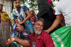 Ahli keluarga mangsa meratapi kehilangan selepas sebuah bas terjunam ke dalam Sungai Padma ketika cuba menaiki feri di Rajbari, Bangladesh pada 26 Mac 2026