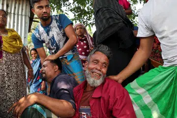 Ahli keluarga mangsa meratapi kehilangan selepas sebuah bas terjunam ke dalam Sungai Padma ketika cuba menaiki feri di Rajbari, Bangladesh pada 26 Mac 2026