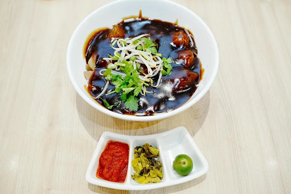 Hidangan mi daging kering, ‘Hainan Beef Noodles (Dry)’ mempunyai kuah yang pekat dengan hirisan daging, bebola daging dan urat lembu.