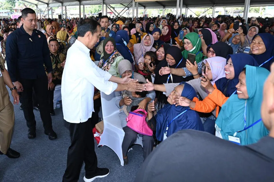 Presiden Joko ‘Jokowi’ Widodo (baju putih) bersama-sama penduduk dalam program  Membina Ekonomi Keluarga Sejahtera (Mekaar) binaan Permodalan Nasional Madani (PNM) di Stadiium  Krisak Singodutan, Kabupaten Wonogiri, wilayah Jawa Tengah, pada 1 Februari 2024  semasa lawatan kerjanya ke bandar itu.