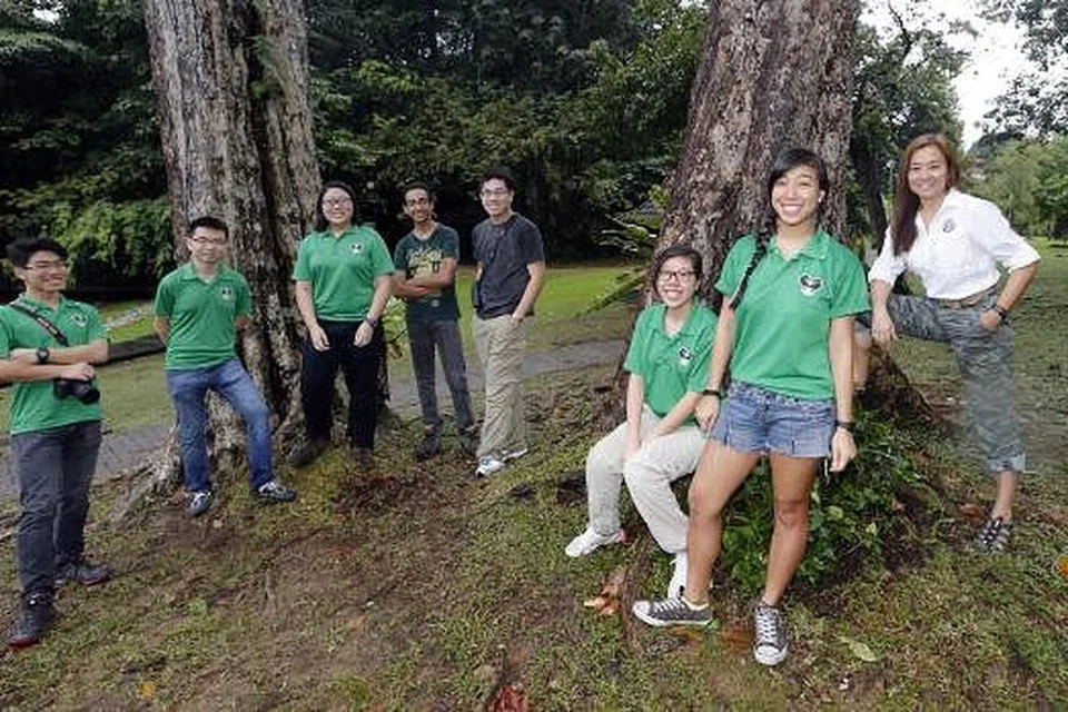 GESA LINDUNGI MACRITCHIE: Inilah kumpulan yang mahu melindungi kawasan MacRitchie, termasuk Encik David Tan (lima dari kiri). - Foto fail