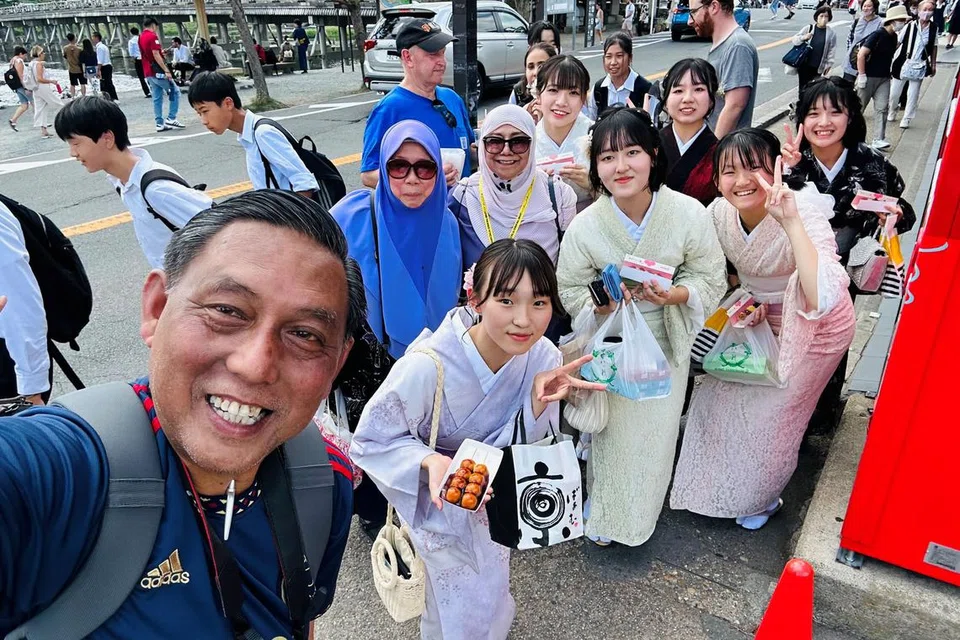 Encik Sahari Sariman bergambar dengan beberapa pelajar Jepun yang lengkap menggayakan kostum budaya negara itu, kimono.