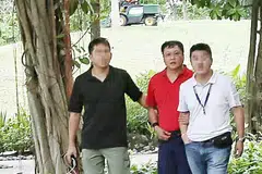 DIDAPATI BERSALAH: Leslie Khoo (berbaju merah) dibawa ke tempat kejadian di Gardens by the Bay selepas ditangkap pada 2016.