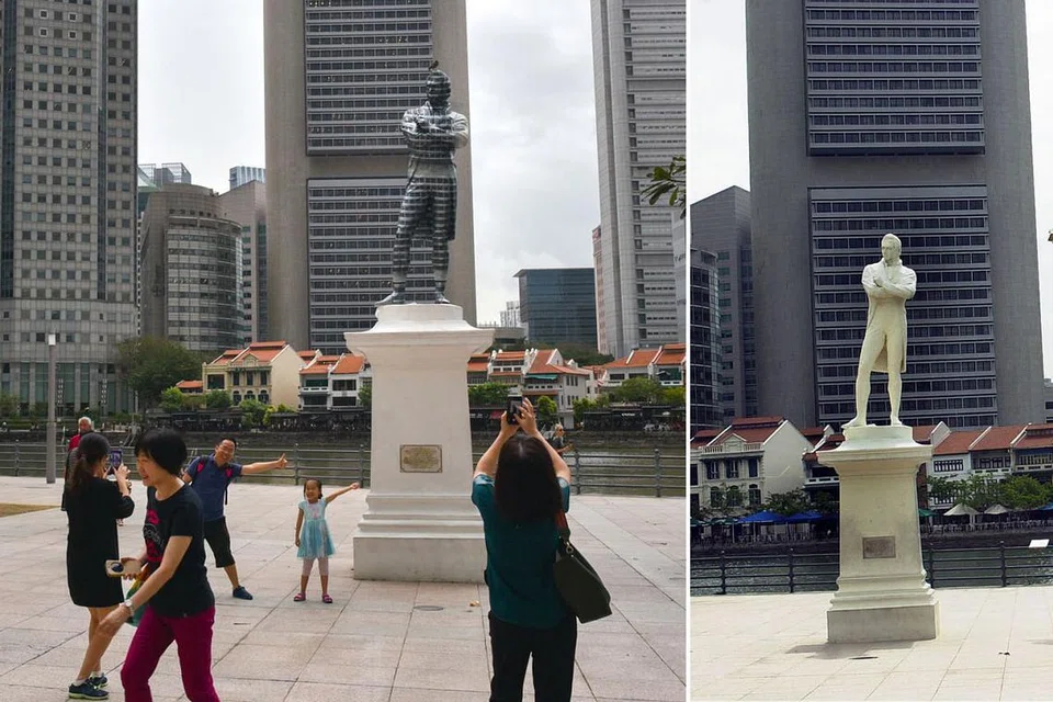 ILUSI MENGELIRUKAN MATA; Patung putih Sir Stamford Raffles (gambar kanan) telah dicat dengan warna kelabu gelap (gambar kiri) sebahagiannya agar kelihatan sama dengan bangunan pusat OCBC yang terletak merentasi Sungai Singapura. - Foto BH oleh JASMINE CHOONG / Foto fail