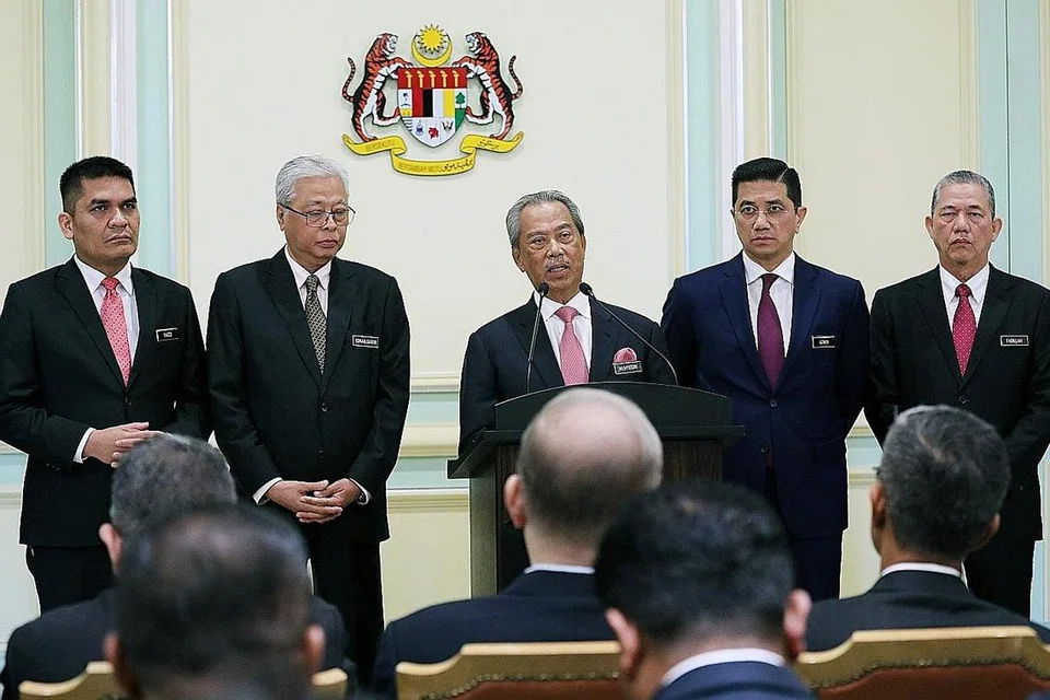 BERI TAKLIMAT: PM Muhyiddin (tengah), yang diapit oleh empat menteri kanannya, memberi taklimat media di Putrajaya awal minggu ini. - Foto REUTERS
