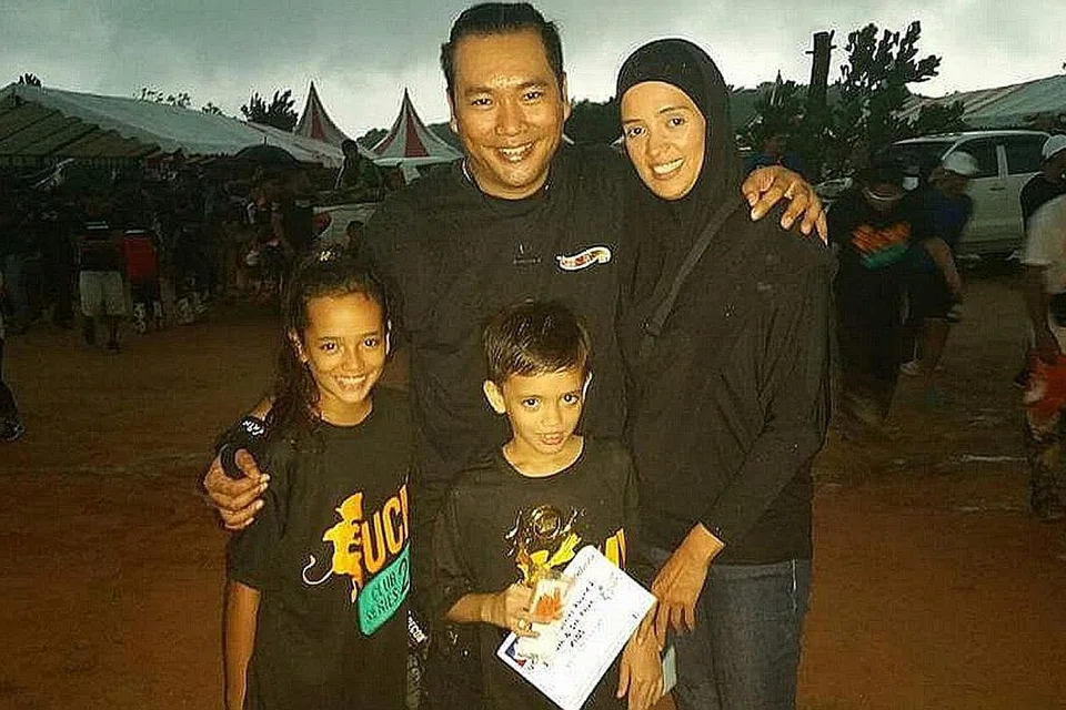 SALING MENYOKONG: Encik Iskandarmas Sofiufin dan isterinya Cik Nursyahidah Abdullah Bartz Amanda Jean sering menyokong dan mengasah keupayaan anak mereka - Nur'Islyanamas Alicia Bartz Putri Iskandarmas dan Iszrulmas Adam Bartz Putra Iskandarmas - dalam arena sukan. 