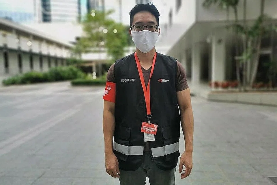 PASTIKAN JARAK SELAMAT: Pegawai penguatkuasaan jarak selamat mengenakan kain lilit lengan berwarna merah, manakala Duta Jarak Selamat boleh dikenal pasti dengan pas dan lanyard berwarna merah. - Foto FACEBOOK MASAGOS ZULKIFLI MASAGOS MOHAMAD