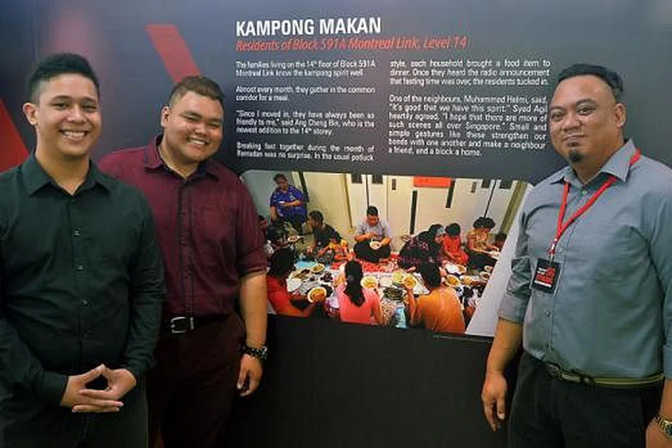 KAMPONG MAKAN: (Dari kiri) Encik Jasem Rif'at Arriola, Encik Muhd Ruzaini Zainal dan Encik Syed Agil Syed Ali merupakan antara jiran tetangga yang memeriahkan sesi makan bulanan di koridor rumah mereka di Sembawang. - Foto KHALID BABA