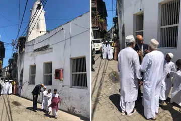 MASJID LAMA: (Gambar atas) Encik Tharman Shanmugaratnam (berbaju kot) mengunjungi masjid abad ke-16, Masjid Al Mandhry di Mombasa, Kenya, baru-baru ini dan berpeluang beramah-mesra dengan jemaah di situ. - Foto ihsan