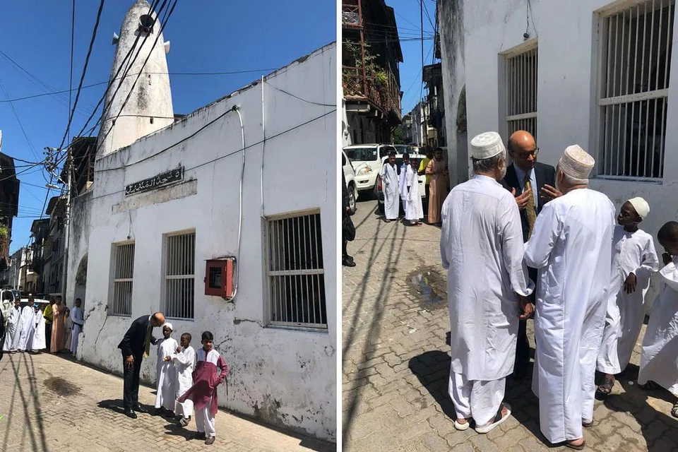 MASJID LAMA: (Gambar atas) Encik Tharman Shanmugaratnam (berbaju kot) mengunjungi masjid abad ke-16, Masjid Al Mandhry di Mombasa, Kenya, baru-baru ini dan berpeluang beramah-mesra dengan jemaah di situ. - Foto ihsan