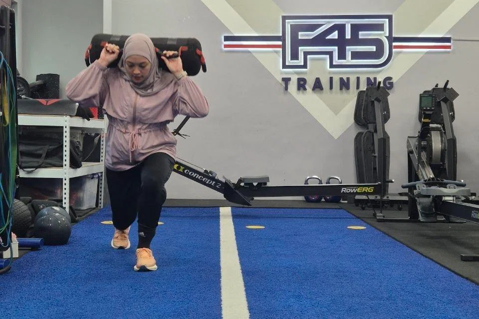 Meskipun kandungannya kini 33 minggu, Cik Sorfina Fadzlon tetap menjalani rutinnya di gim dengan mengangkat berat dan senaman kardio.