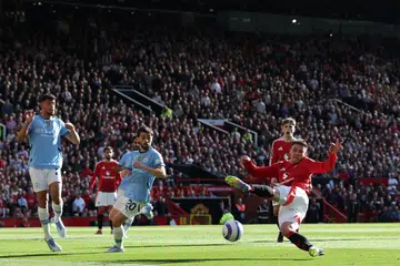 Pemain tengah Manchester United, Manuel Ugarte (kanan) gagal menyambut bola dengan baik pada aksi Liga Perdana England menentang Manchester City di Old Trafford, Manchester.