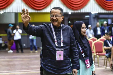 DISEBUT-SEBUT: Calon PAS yang memenangi Pilihan Raya Kecil (PRK) Kemaman, Datuk Seri Dr Ahmad Samsuri Mokhtar, yang berjaya memenangi kerusi Parlimen tersebut, membuka ruang kepada PAS untuk mengetengahkan calon Perdana Menteri mereka sendiri pada masa hadapan.