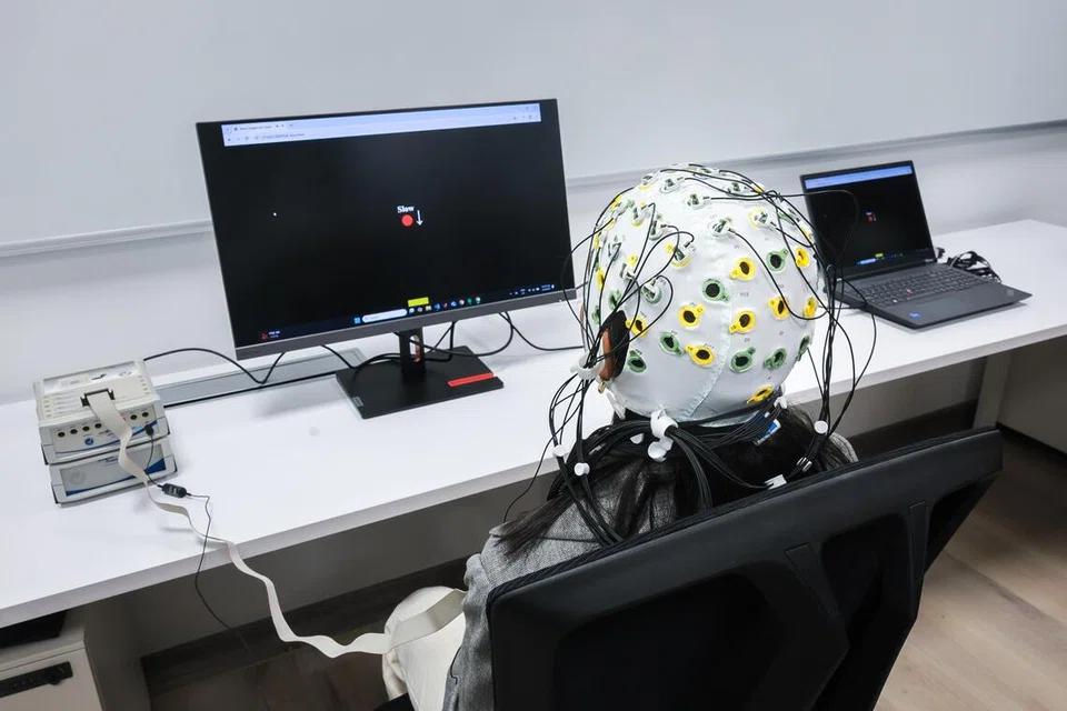 Teknologi Brain-Computer Interface atau ‘Antara Muka Otak-Komputer’, yang membolehkan pesakit strok membayangkan pergerakan tangan atau kaki sebelum ia diterjemahkan kepada gerakan sebenar, sedang dalam peringkat percubaan di Makmal Inovasi Digital Kesihatan SIT.