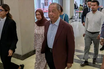 Mantan Perdana Menteri Malaysia, Tan Sri Muhyiddin Yassin (kanan) hadir di Mahkamah Tinggi Kuala Lumpur pada 15 September.