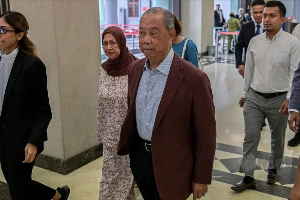 Bekas Perdana Menteri Malaysia, Tan Sri Muhyiddin Yassin (kanan) hadir di Mahkamah Tinggi Kuala Lumpur pada 15 September.