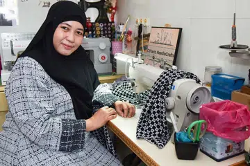 Cik Siti Hanizah Hamzah (atas)