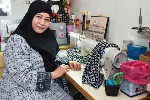 Cik Siti Hanizah Hamzah (atas)