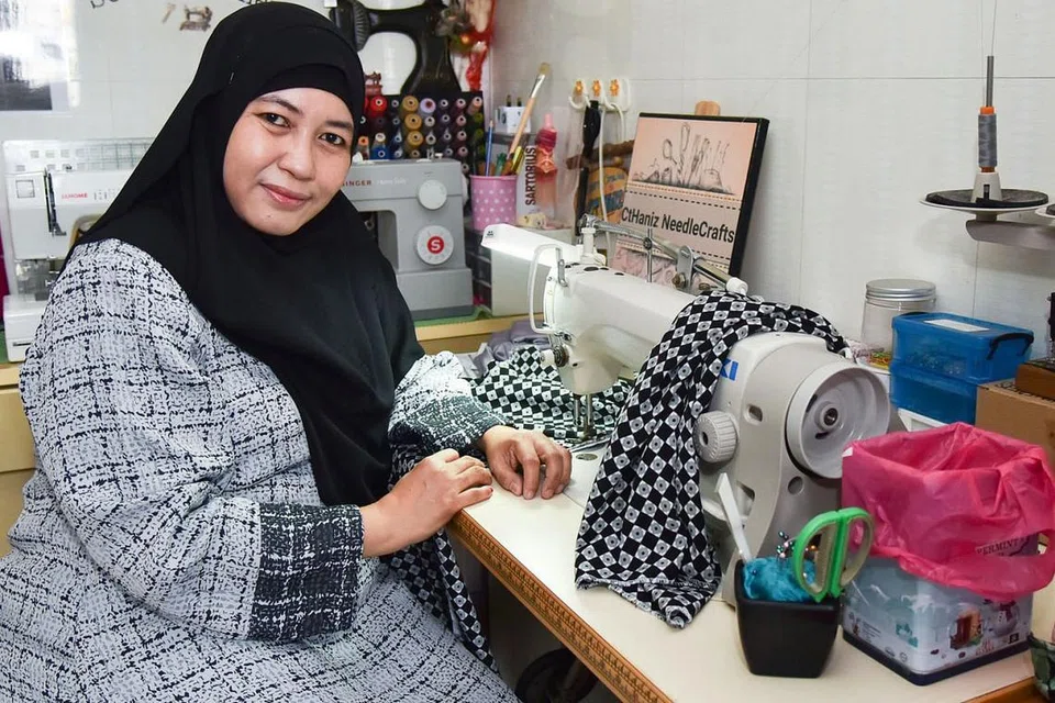 Cik Siti Hanizah Hamzah (atas)