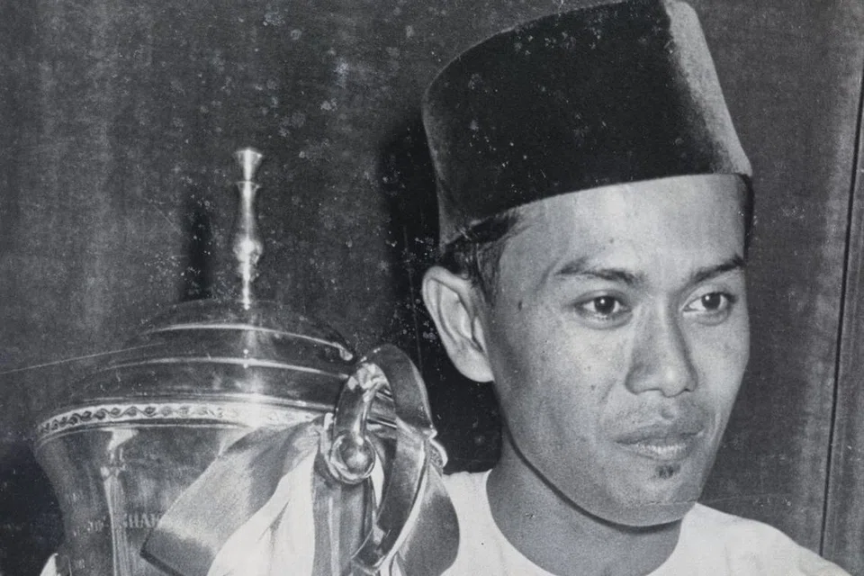 Allahyarham Mohd Fadzuli Bajuri pernah mengungguli tempat pertama musabaqah berturut-turut sejak tahun 1968 hingga 1972 pada peringkat kebangsaan. Gambar diambil sekitar awal 1970-an ketika Allahyarham menerima trofi pengiktirafan kerana menjadi johan kebangsaan sebanyak tiga kali berturut-turut dalam Majlis Tilawah Al-Quran (MTQ) di Singapura. 