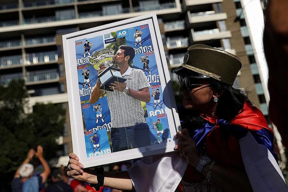 CETUS KEKECOHAN: Penyokong pemain tenis Serbia Novak Djokovic berhimpun di luar Hotel Park, tempat bintang itu dipercayai ditahan semasa beliau berada di Melbourne, Australia. - Foto REUTERS