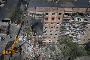 KEROSAKAN BESAR: Bangunan pangsapuri ini rosak teruk akibat serangan peluru berpandu Russia di Kryvyi Rih, Ukraine, pada Isnin.