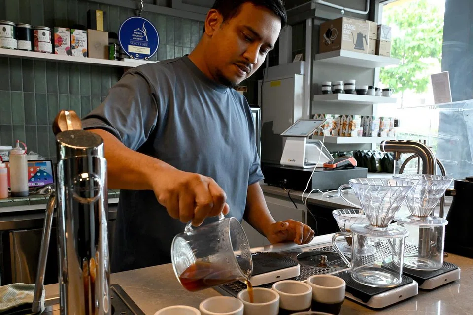 Encik Fahmi Zailani tidak mengenakan harga yang tinggi untuk kopinya kerana beliau percaya kopi perlu mudah diakses oleh semua.