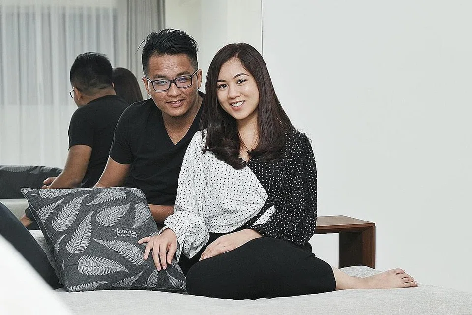 BERBALOI MEMBELANJA LEBIH: Pasangan Encik Hadif Adzim dan Cik Nur Fatin Molane membelanja sebanyak $10 bagi setiap berkat kahwin demi memberi tetamu kenangan yang tidak boleh dilupai. - Foto BM oleh KHALID BABA