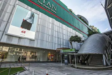 LENGANG: Kawasan sekitaran sebuah pusat beli belah di Bukit Bintang di Kuala Lumpur kelihatan lengang sedang Malaysia menguatkuasakan perintah kawalan pergerakan 3.0 ekoran gelombang kes ketiga Covid-19 yang melonjak. - Foto EPA-EFE 