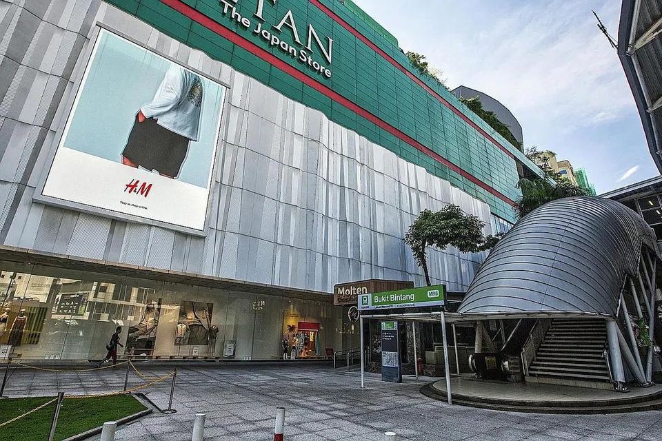 LENGANG: Kawasan sekitaran sebuah pusat beli belah di Bukit Bintang di Kuala Lumpur kelihatan lengang sedang Malaysia menguatkuasakan perintah kawalan pergerakan 3.0 ekoran gelombang kes ketiga Covid-19 yang melonjak. - Foto EPA-EFE 