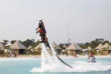 MELUNCUR KE UDARA: Permainan ski kabel membolehkan anda meluncur di atas air dengan bergantung pada kabel. - Foto ZAINAL ABIDIN JAMARI